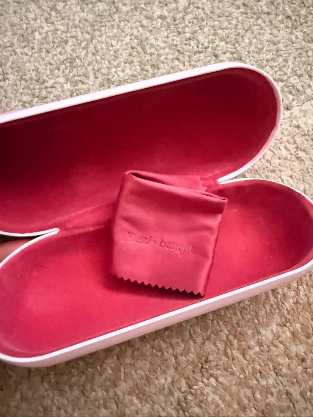 Sunglass/eyewear case.